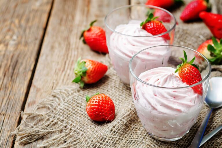 mousse de leite ninho com morango.