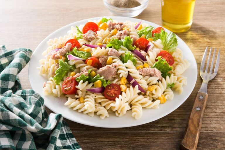 Salada de Macarrão com Atum: uma combinação deliciosa e super saudável 1 salada de macarrão com atum.