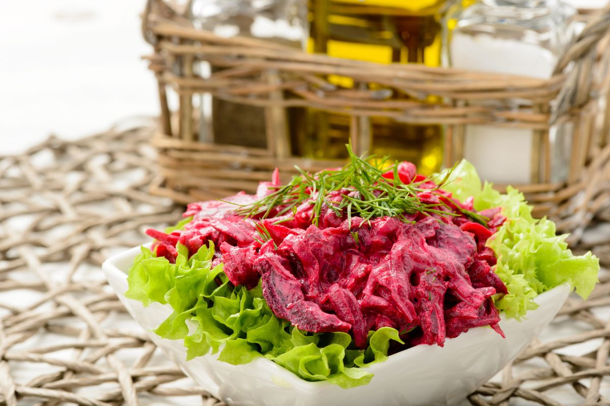 Transforme sua refeição com a salada de maionese com beterraba – fácil, rápida e saudável 1 salada de maionese com beterraba.