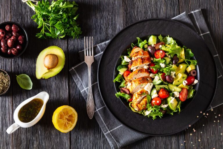 Como variar no preparo do filé de frango com salada no processo de emagrecimento? Veja dicas 1 filé de frango.