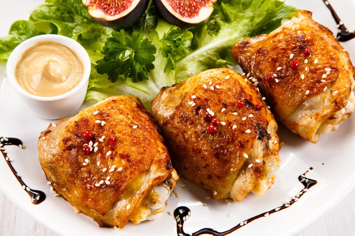 Sobrecoxa de frango assada suculenta: receita saudável, saborosa e perfeita para saúde 1 sobrecoxa de frango assada.