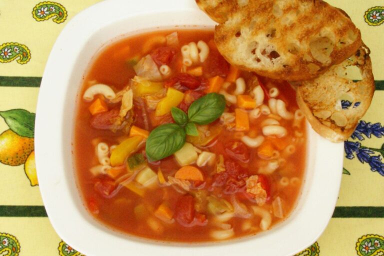 Sopa Minestrone: combinação perfeita de sabor e saúde 7 Sopa minestrone.