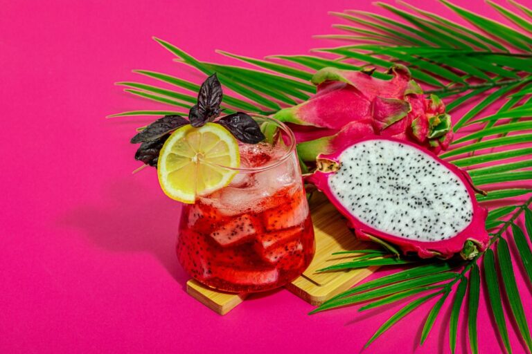 Drink com pitaya: versão sem álcool, que todo mundo merece provar 1 Drink com pitaya.