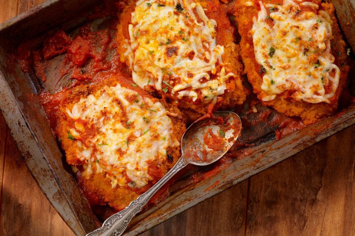Filé de frango à parmegiana saudável: receita perfeita em 40 minutos e sem segredos 1 Filé de frango à parmegiana.
