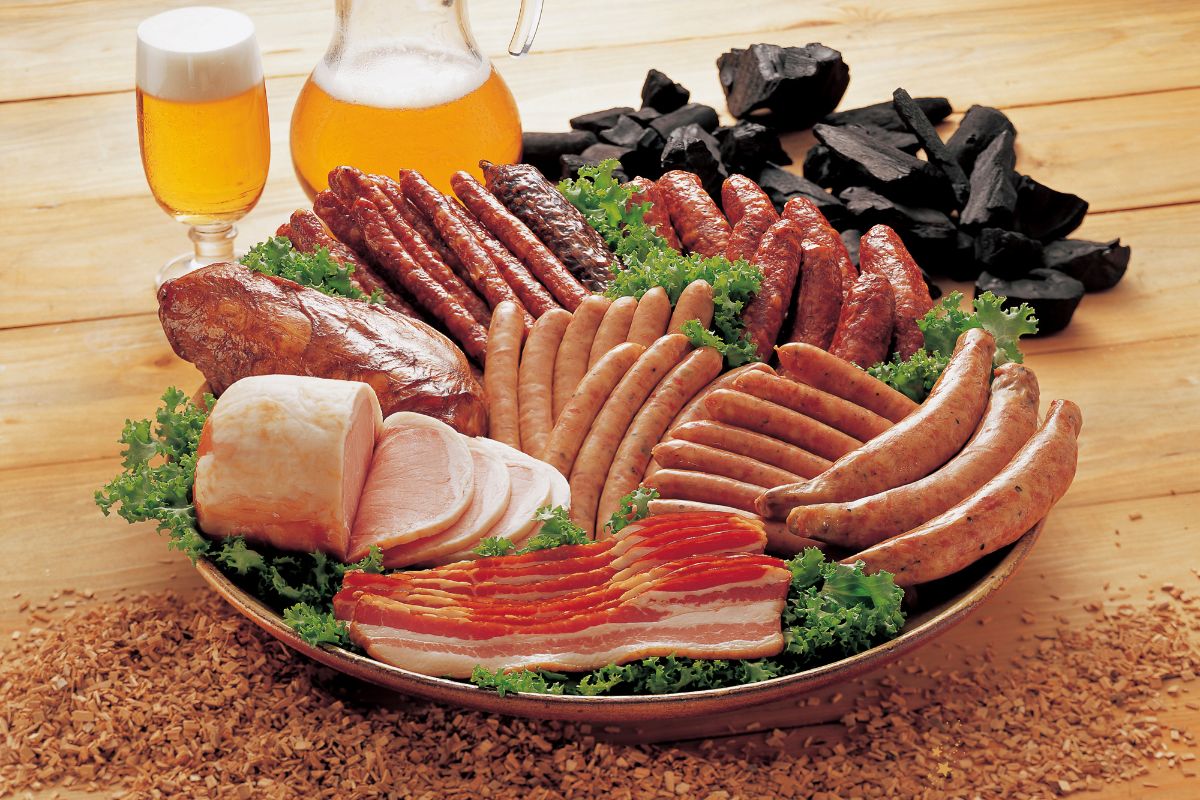 O que é carne processada e como ela pode aumentar o risco de demência, segundo estudo recente 1 O que e carne processada
