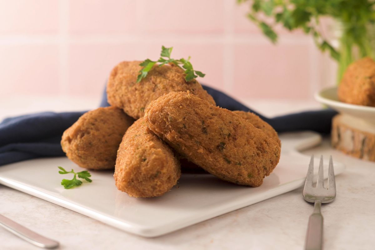 Bolinho de carne moída com mandioca: perfeito para dividir com a família 1 bolinho de carne moída com mandioca.