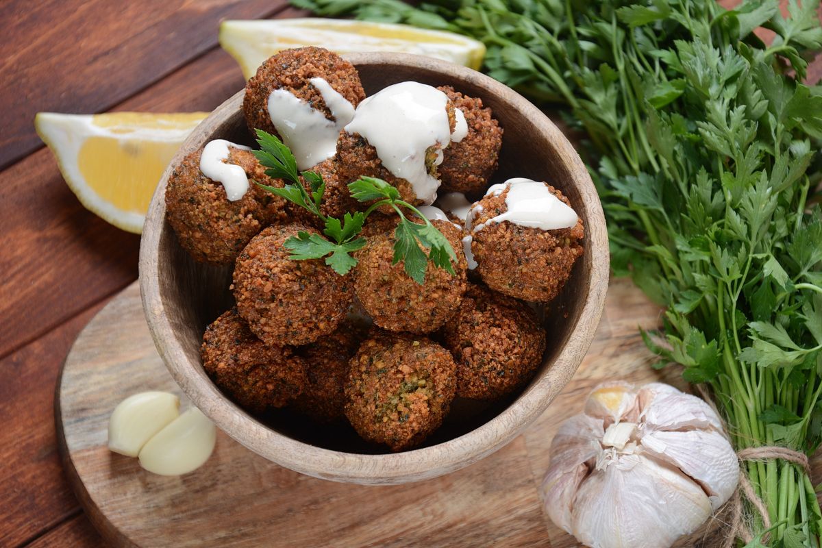 Bolinho de grão-de-bico: petisco saudável e perfeito para todo mundo 1 bolinho de grão-de-bico.