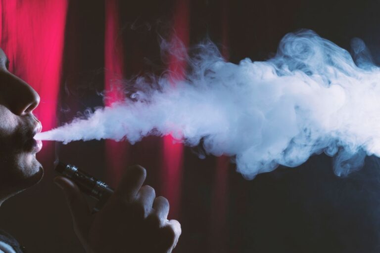 Cigarro eletrônico e saúde bucal: estudo alerta para riscos de cáries e danos aos dentes 2 cigarro eletrônico.