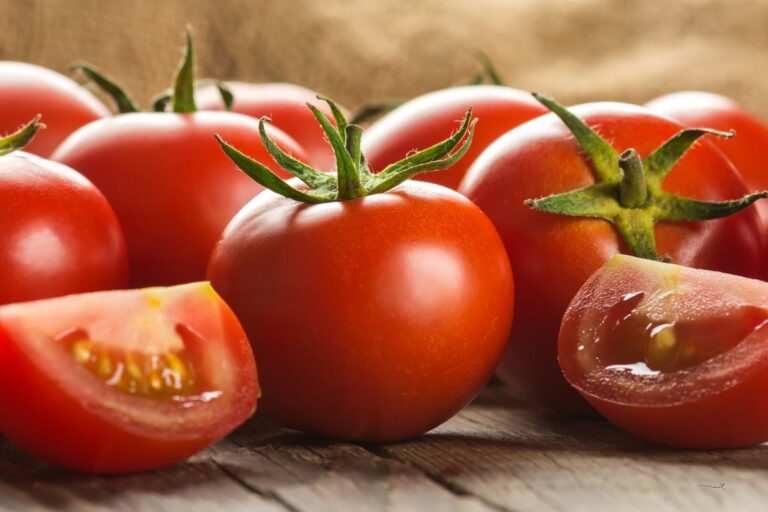 Comer tomate todo dia faz mal? Descubra os benefícios e cuidados 1 Comer tomate todo dia faz mal?
