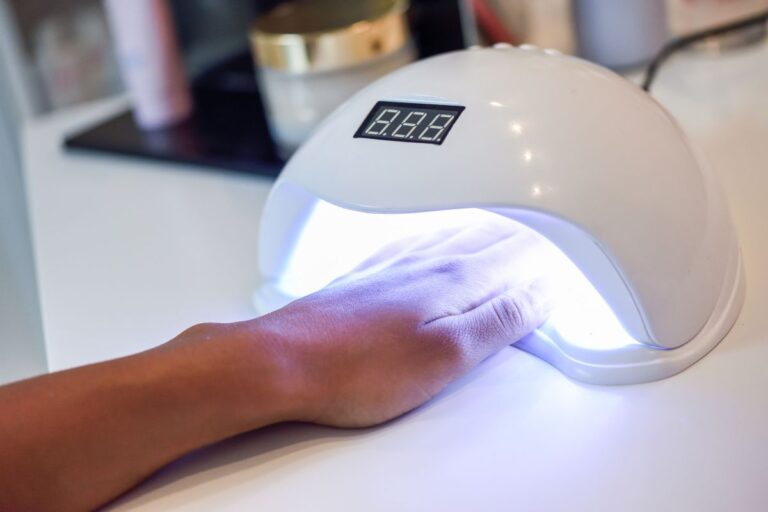 Exposição à radiação UV de lâmpadas de manicure pode aumentar o risco de câncer de pele, alerta estudo 1 Mulher secando unhas com luz UV.