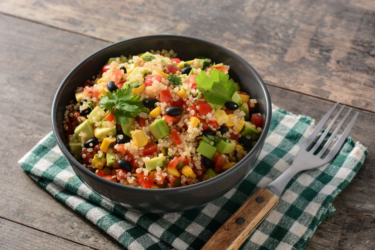 Quinoa-Salat mit Gemüse: perfekte Begleitung zu Ihren Mahlzeiten - SaúdeLab