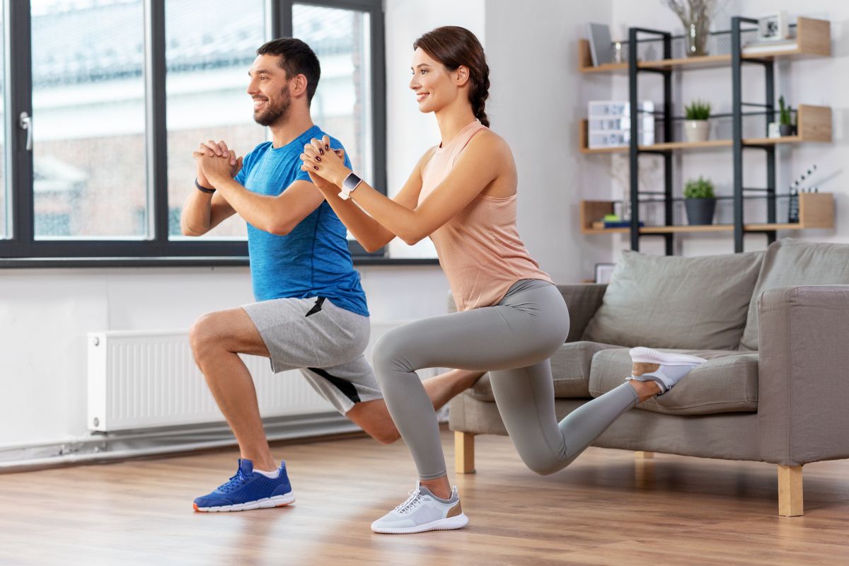 Afundo com step na frente e atrás: entenda a diferença 1 Afundo com step na frente e atrás.