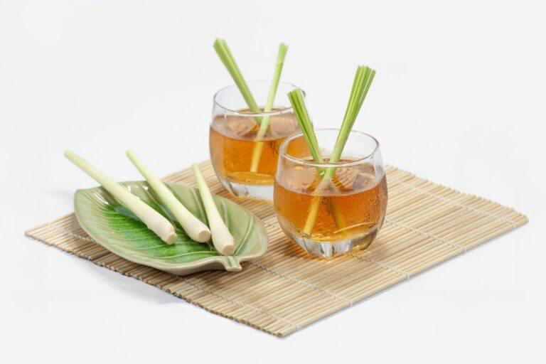 Benefícios do chá de capim-santo: Ajuda na gripe? É seguro para homens? O que você precisa saber 5 benefícios do chá de capim-santo.