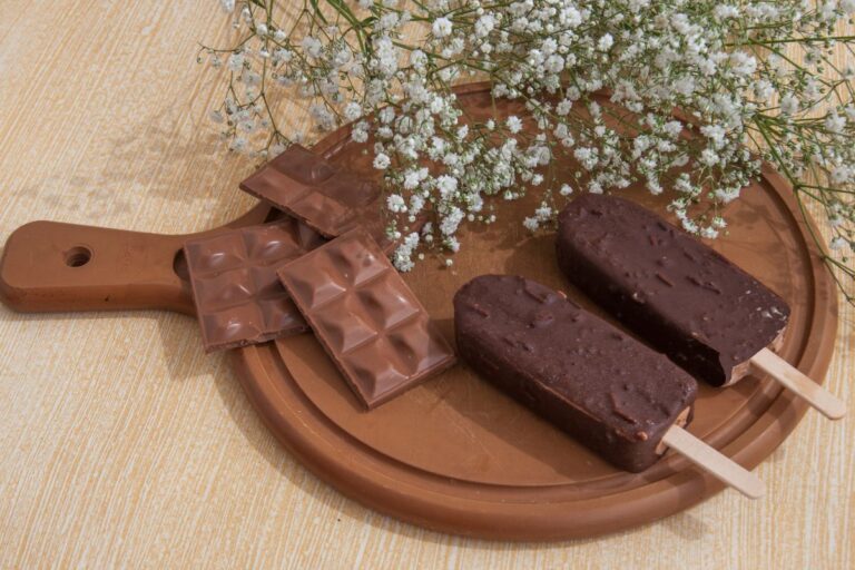 Picolé de chocolate fit: receita deliciosamente saudável e sem segredos para preparar 7 picolé de chocolate.