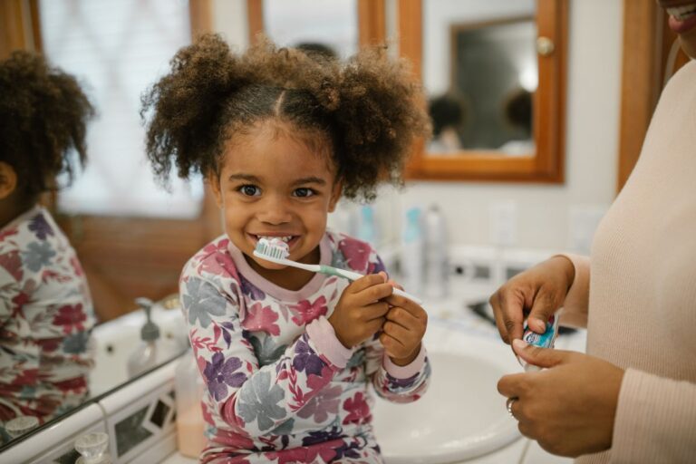 Até que idade usar creme dental infantil? Entenda os efeitos do flúor na saúde dos pequenos 4 Até que idade usar creme dental infantil?