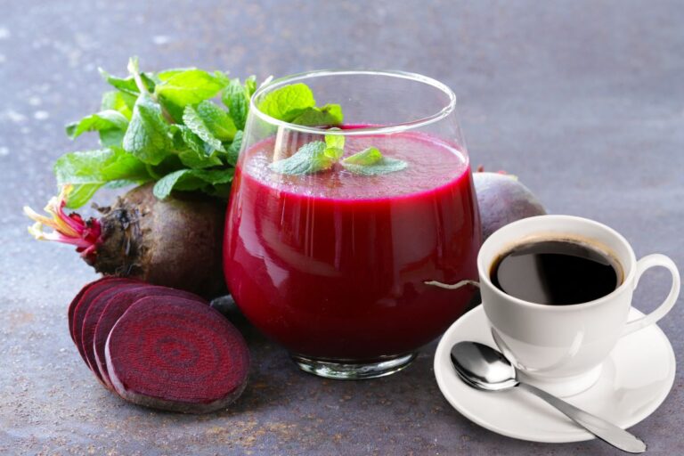 Café e suco de beterraba como pré-treino: combinação realmente eficaz? Estudo revela efeitos em exercícios intensos 2 Café e suco de beterraba pré-treino.