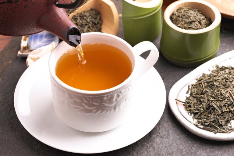 Evite estes 6 chás se você não quer consumir cafeína (O ÚLTIMO VAI TE SURPREENDER!) 4 chá com cafeína.