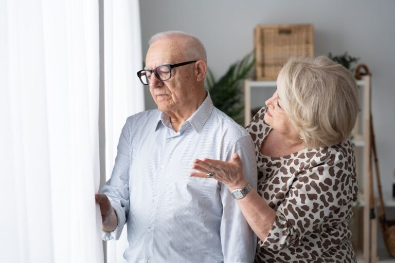 Os 10 primeiros sintomas de Alzheimer: quando desconfiar da doença 1 Primeiros sintomas de Alzheimer.