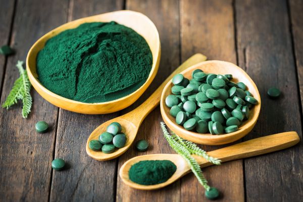 Spirulina: o que é, para que serve e como tomar corretamente 2 Spirulina em pó e em comprimidos.