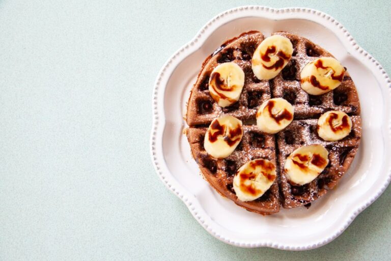 Waffle de banana saudável: opção prática e deliciosa para começar bem o dia 4 waffle de banana.
