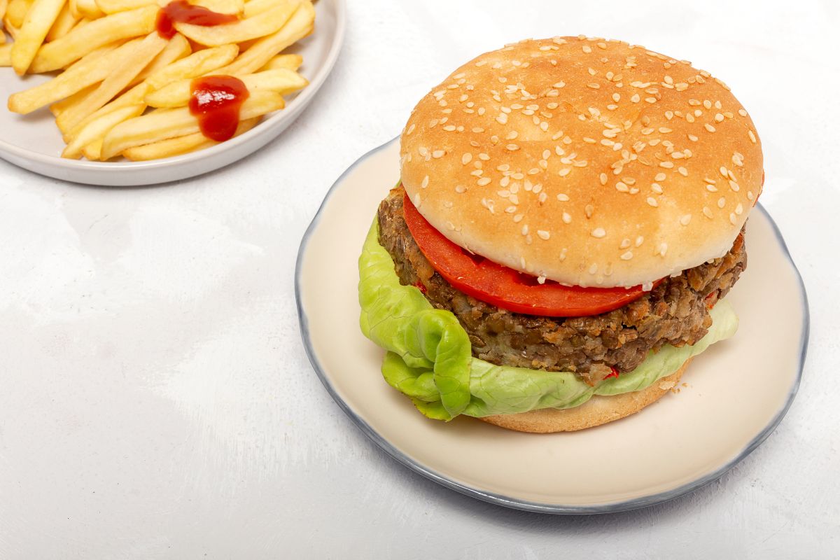 Hambúrguer de lentilha: surpreenda-se com essa versão pra lá de saudável 1 Hambúrguer de lentilha.