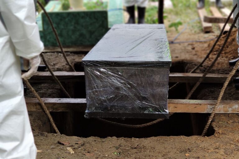 Reparação para familiares de vítimas da Covid-19: Acervo promete ajudar em ações de indenização 8 Sepultamento de caixão lacrado com pessoas protegidas contra a Covid-19.