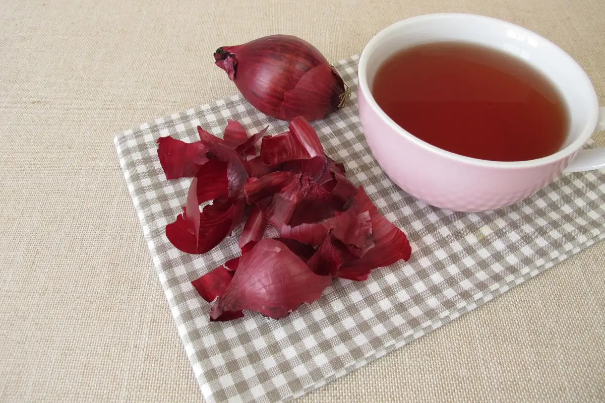 Chá de cebola roxa: para que serve, como fazer e benefícios comprovados 1 chá de cebola roxa morno e pronto para tomar.