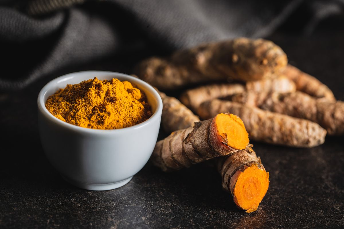 Cúrcuma é aliada poderosa no combate a obesidade, inflamação crônica e até doenças neurodegenerativas 1 Raiz de cúrcuma e cúrcuma em pó.