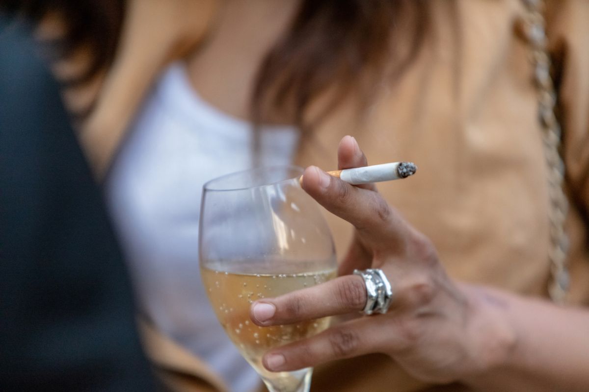 Estudo revela: hábitos como fumo, álcool e sedentarismo prejudicam a saúde já aos 36 anos 1 Beber e fumar afetam a saúde.