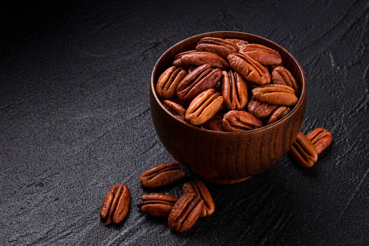 Um punhado desta semente por dia pode reduzir o colesterol em 6%, revela estudo 1 Nozes-pecã descascadas em um pote.