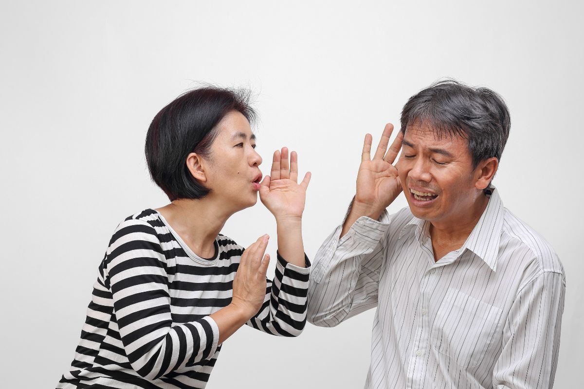 Perda auditiva e demência estão ligadas? Como proteger seus ouvidos pode ajudar a prevenir Alzheimer 1 Perda auditiva e demência.