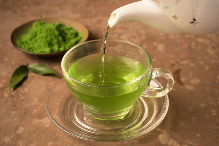 Quem tem pressão alta pode tomar chá verde.
