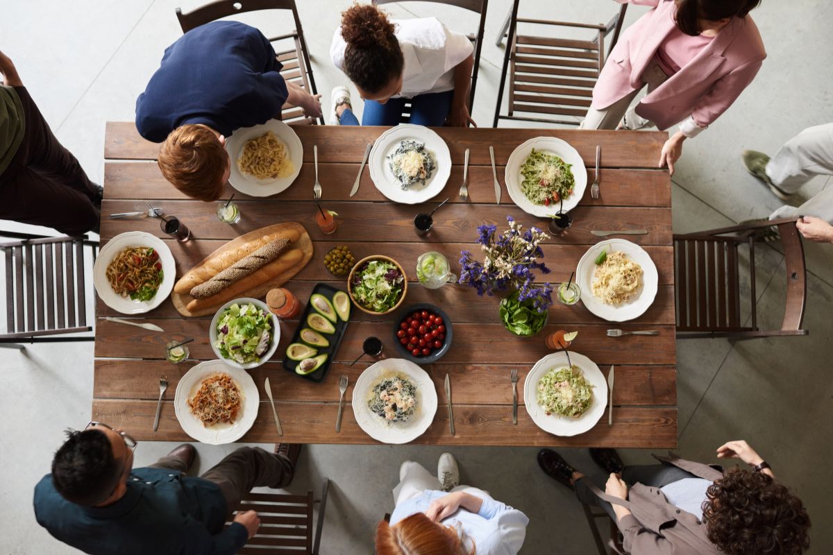Refeições compartilhadas: a importância de comer em companhia para a saúde e bem-estar 1 refeições compartilhadas.