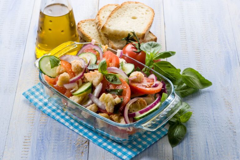 Salada panzanella.