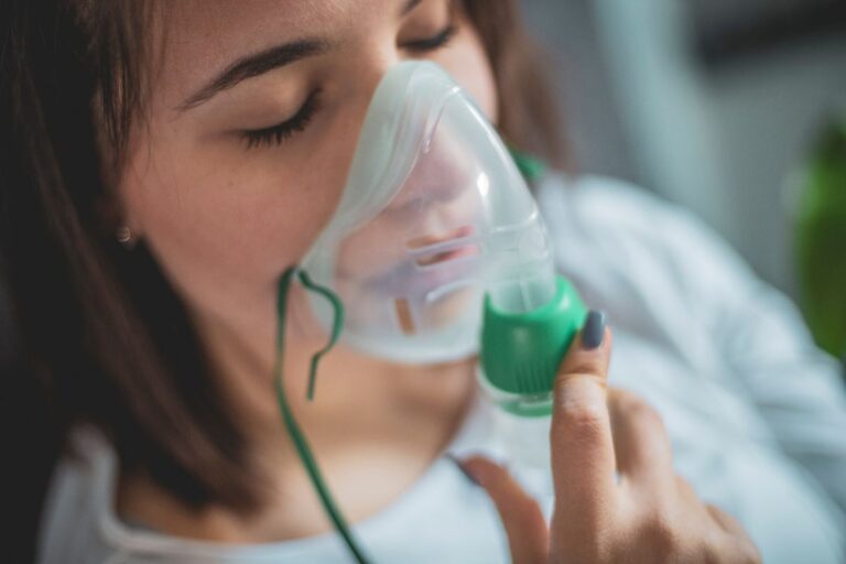 Febre, falta de ar e mais: veja os sintomas de síndrome respiratória aguda grave que exigem atenção 1 sintomas de sindrome respiratoria aguda grave