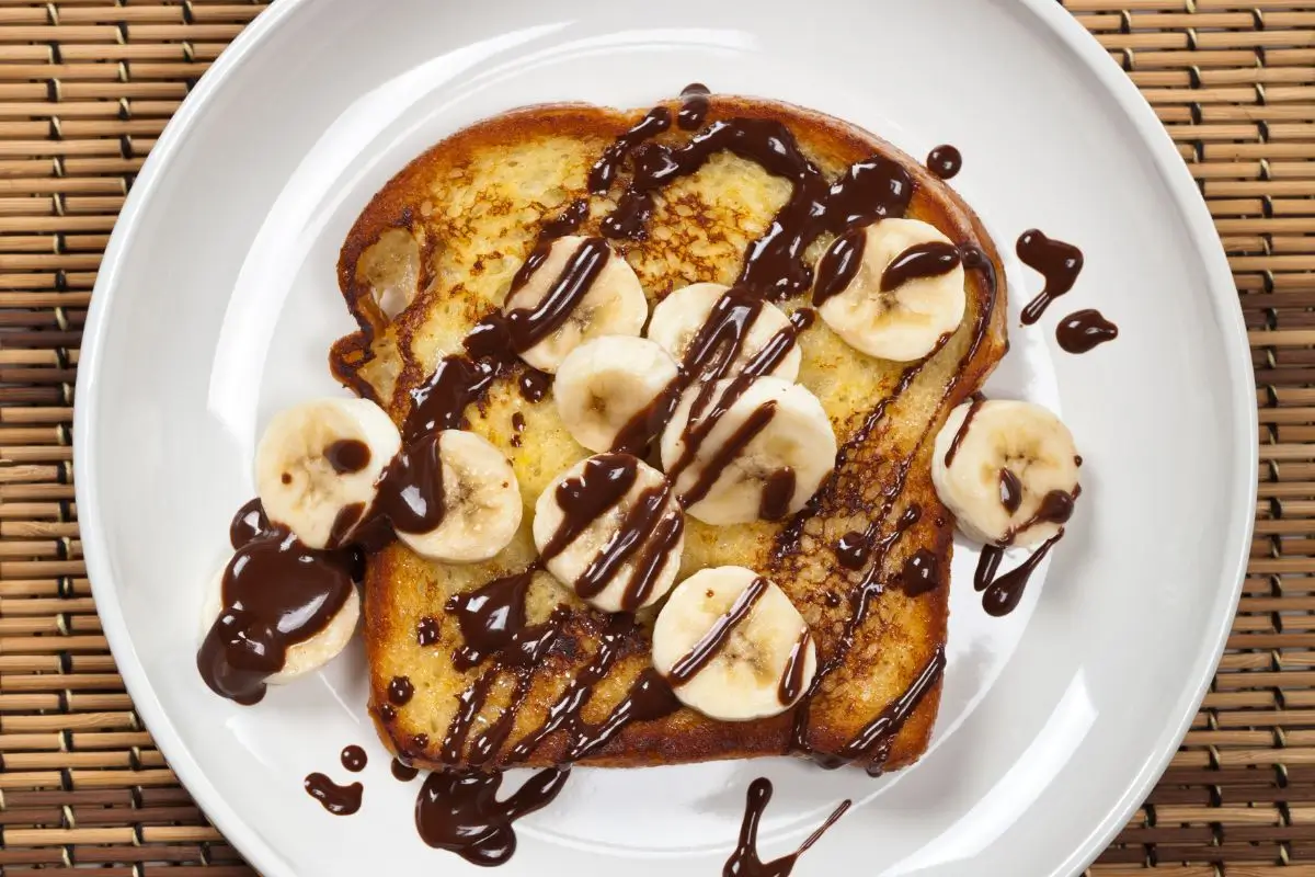 Toast de banana saudável: encante-se com esse prático lanche 1 Toast de banana crocante e com fios de chocolate.