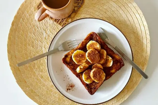 Toast de banana saudável: encante-se com esse prático lanche 2 Toast de banana crocante e saboroso.