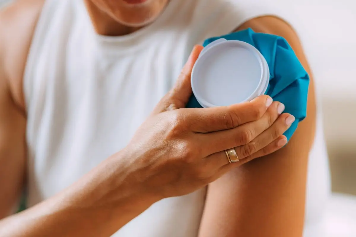 Como o gelo atua na inflamação? Entenda o que acontece no corpo 1 Como o gelo atua na inflamação.