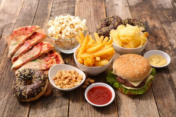 O que não pode comer com a garganta inflamada: veja os alimentos que pioram a dor 2 Pizza, batata frita, donuts, hambúrguer e outros alimentos não saudáveis.