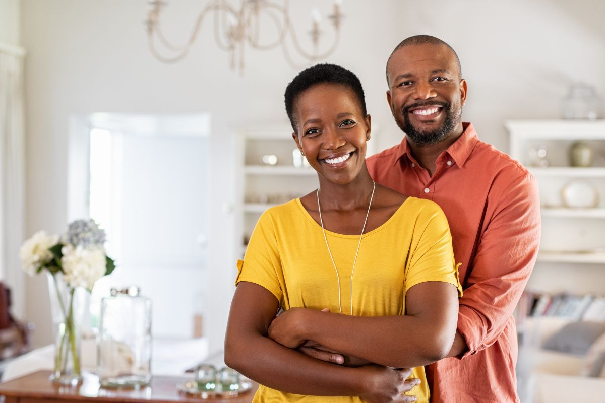 O que significa viver bem de verdade? Um estudo global revela as dimensões da vida plena 1 Casal de pessoas felizes e contentes.