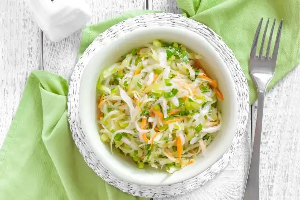 Salada agridoce de repolho simples: surpreenda-se com essa combinação deliciosa 2 Salada agridoce de repolho simples.
