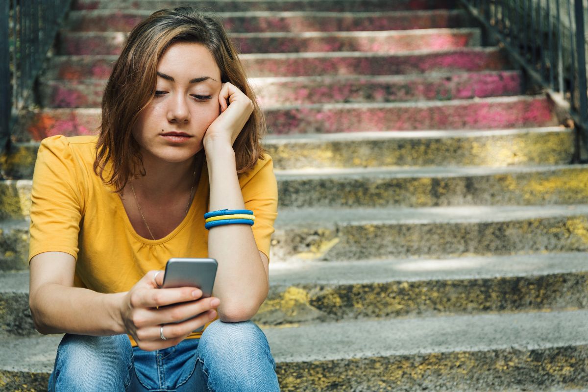 Saúde mental dos adolescentes: como o comportamento nas redes sociais pode revelar fragilidades 1 Adolescente usando celular.