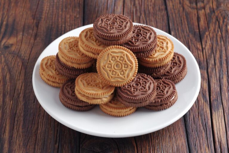 prato contendo bolacha recheada.