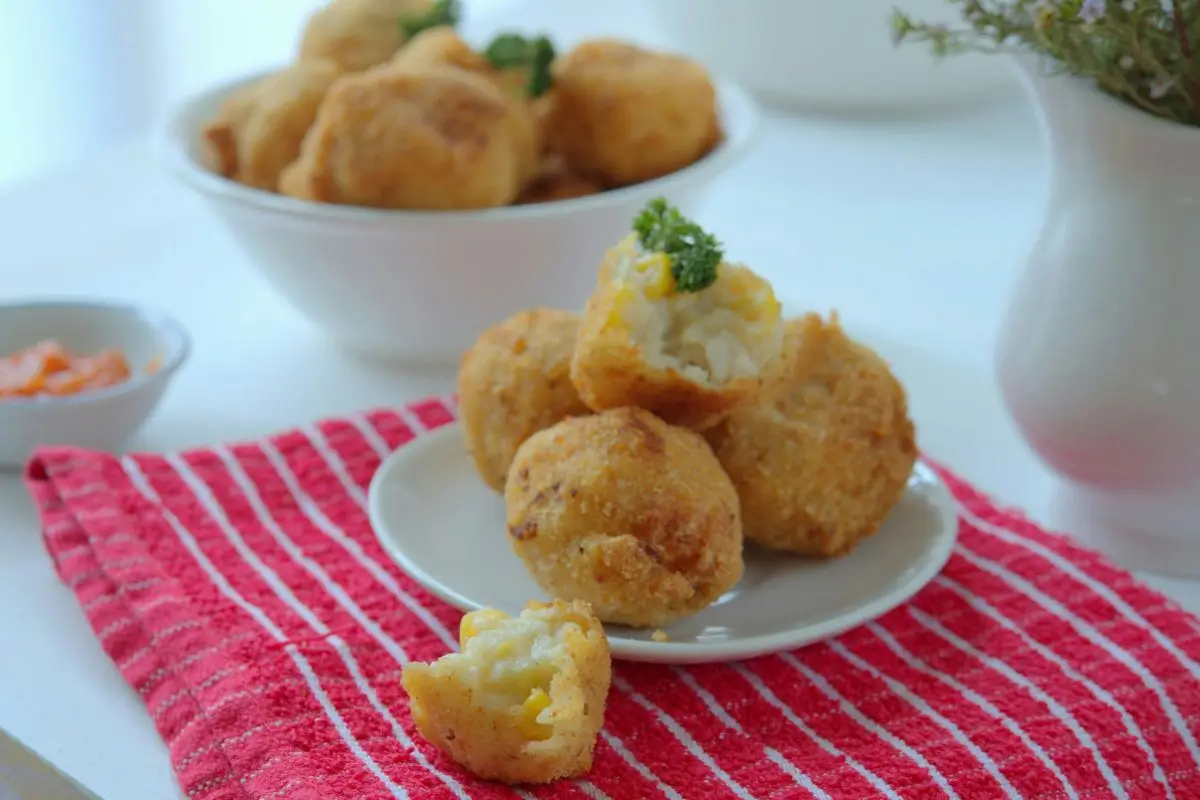 Bolinho de arroz assado, sequinho e muito crocante: aprenda o segredo 1 Bolinho de arroz assado.