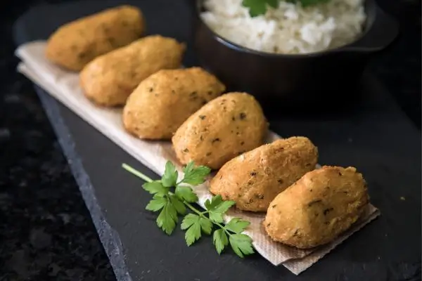 Bolinho de arroz assado, sequinho e muito crocante: aprenda o segredo 2 Bolinho de arroz assado.