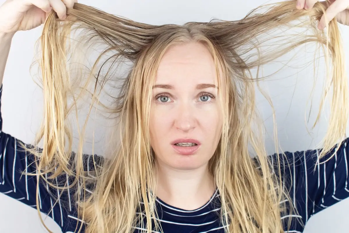 Cabelo oleoso? Como problemas hormonais podem afetar seus fios 1 mulher com cabelo oleoso.