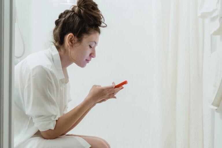 Usar o celular no banheiro aumenta o risco de hemorroidas, revela estudo 1 celular no banheiro e hemorroidas.