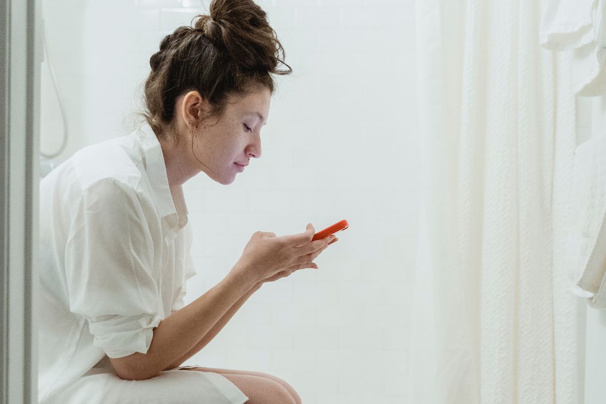 Usar o celular no banheiro aumenta o risco de hemorroidas, revela estudo 1 celular no banheiro e hemorroidas.