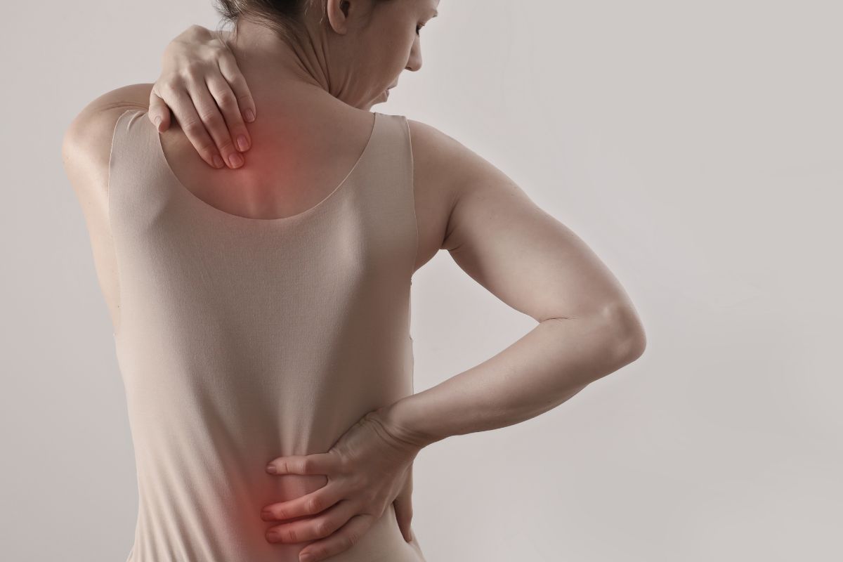 Doenças que causam dores musculares: conheça as principais causas e quando buscar ajuda 1 Mulher com dores musculares em várias partes do corpo.