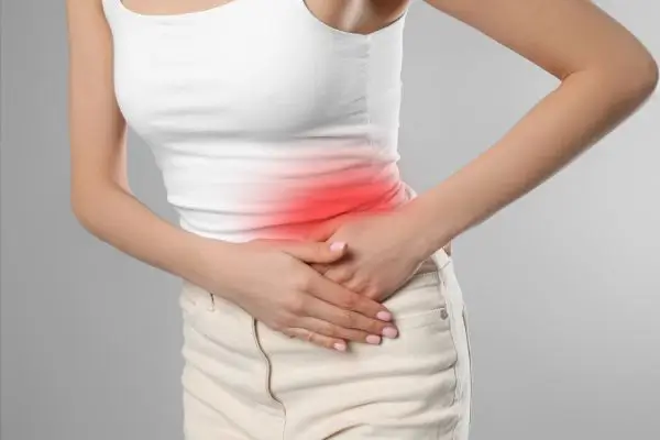 Sentindo dor do lado esquerdo da barriga? Veja o que pode ser e quando procurar ajuda médica 2 mulher com dor do lado esquerdo da barriga.